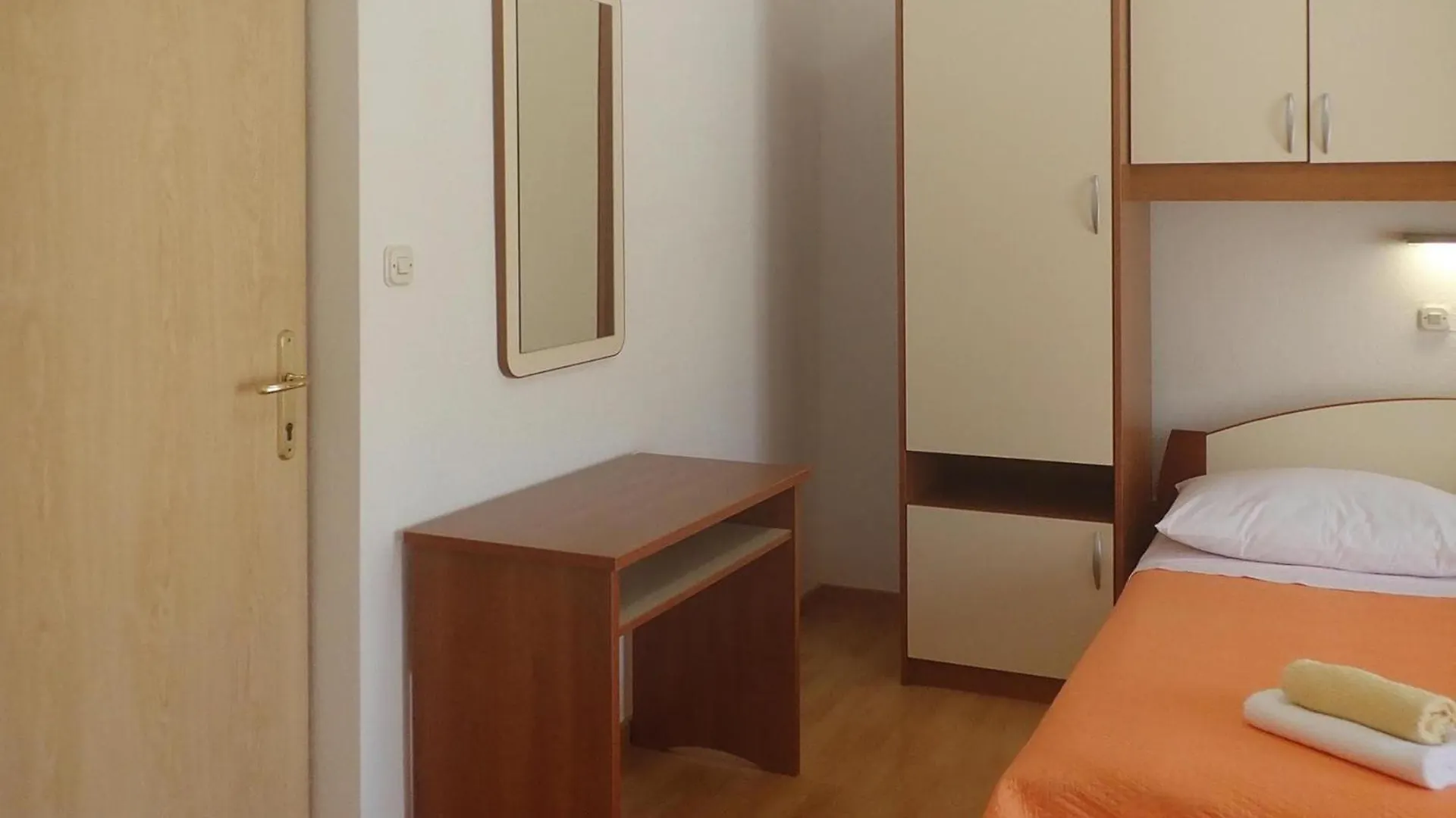 Apartment Pink In Starigrad Paklenica Only 200 M From The Sea