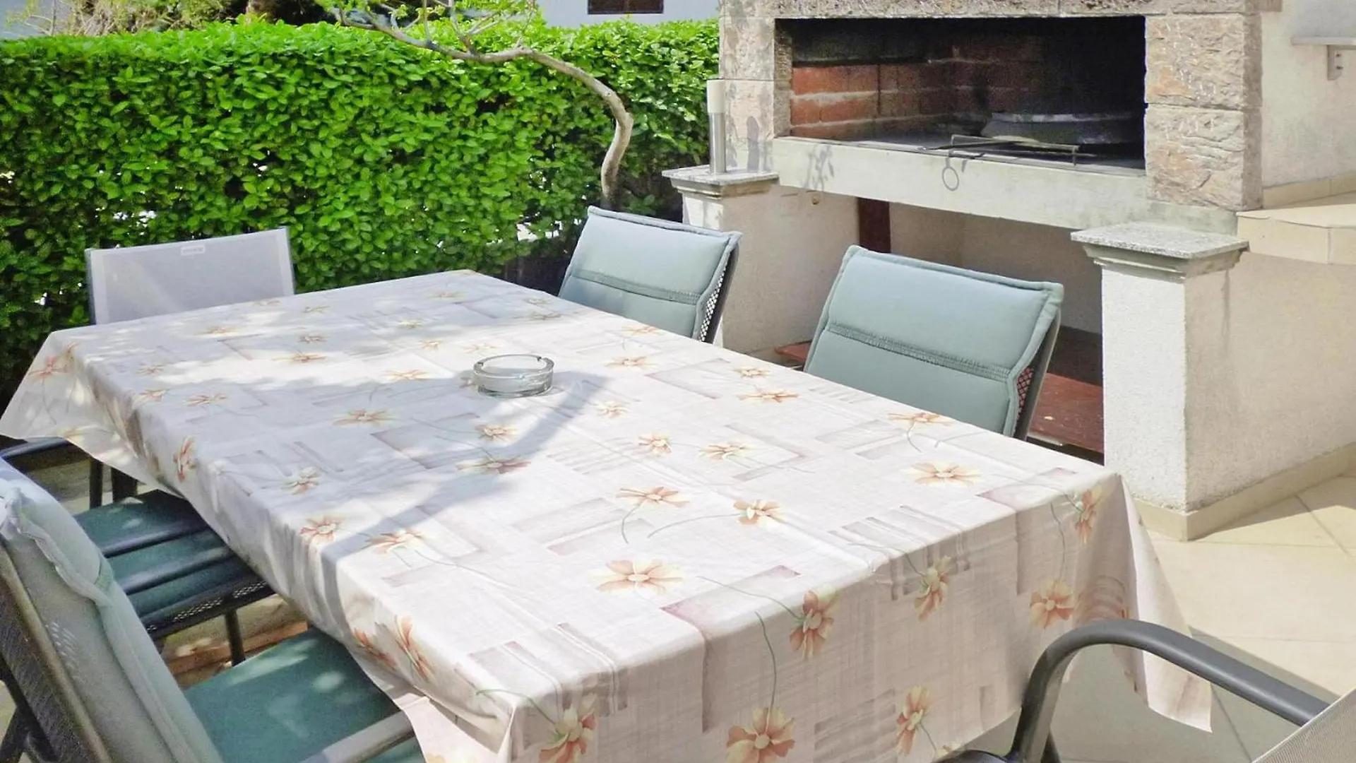 Apartment Pink In Starigrad Paklenica Only 200 M From The Sea