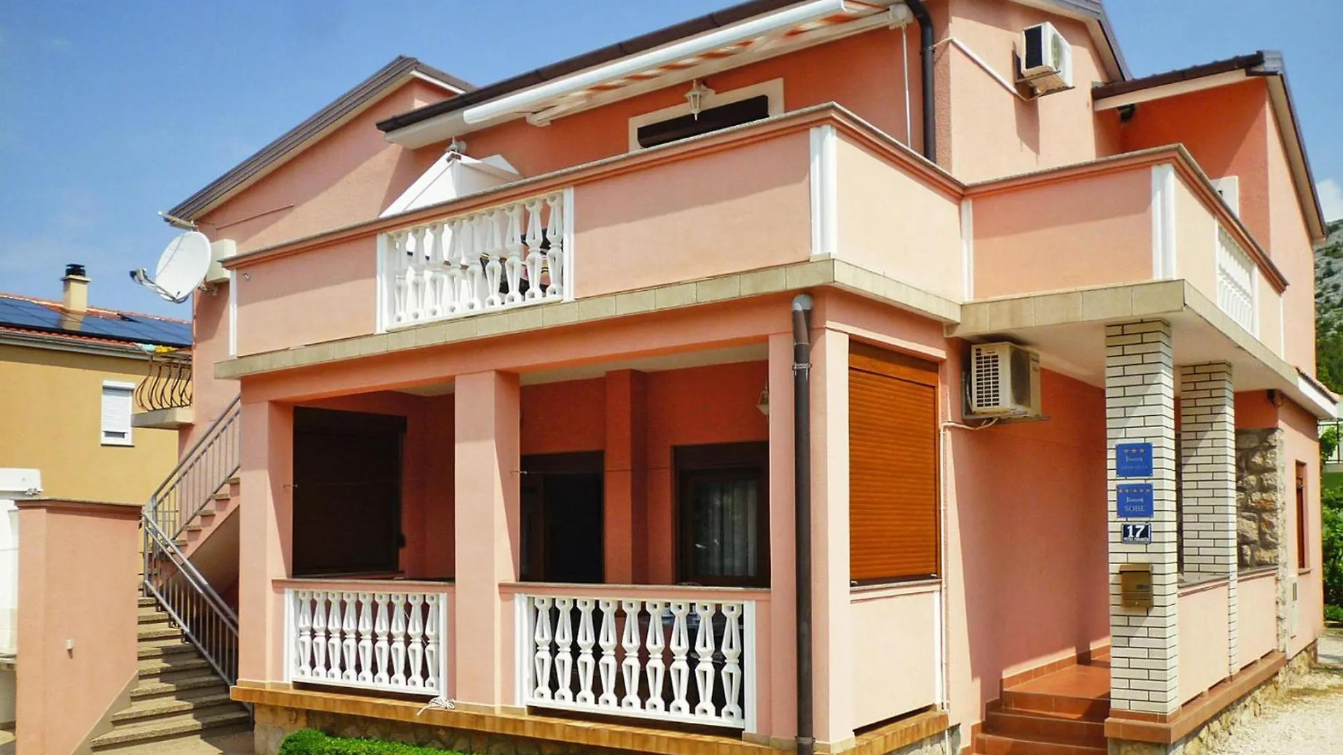 Apartment Pink In Starigrad Paklenica Only 200 M From The Sea